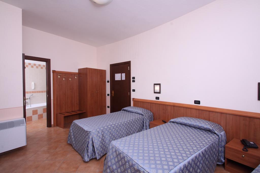 Hotel Ristorante La Bilancia Loreto Aprutino Cameră foto