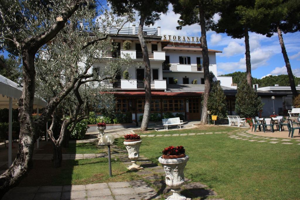 Hotel Ristorante La Bilancia Loreto Aprutino Exterior foto